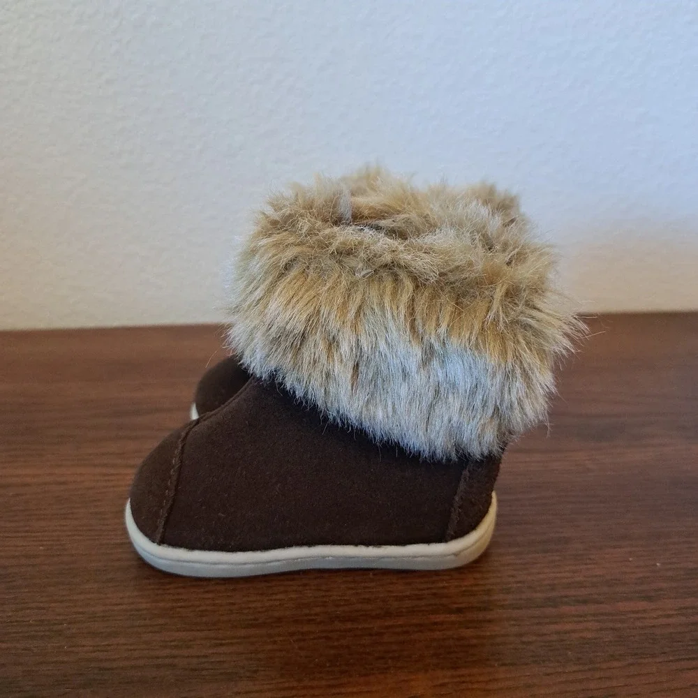 TOMS Tiny Toddler Brown Faux Fur Trim Suede Booties Size 3 10006345